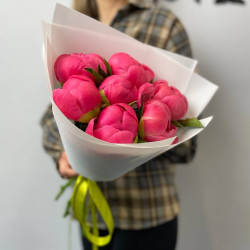 Букет из 7 коралловых пионов