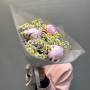 Букет из розовых пионов и ромашек